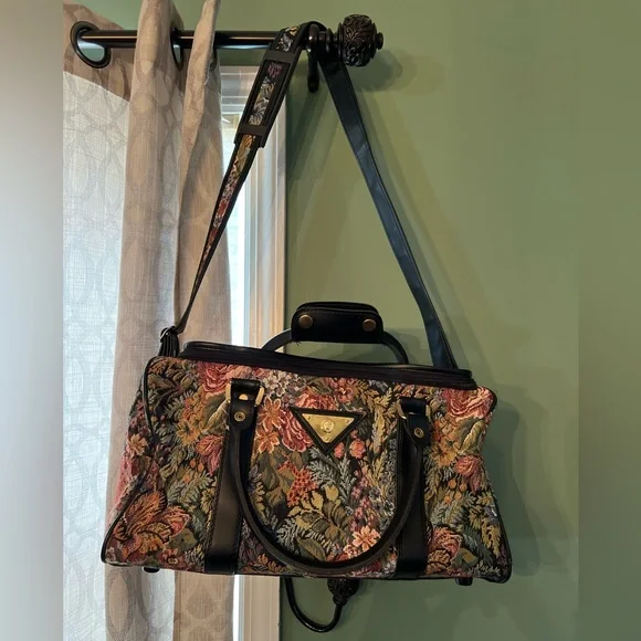 Medium size tapestry luggage, carry-on with strap never used some wear - Picture 15 of 15